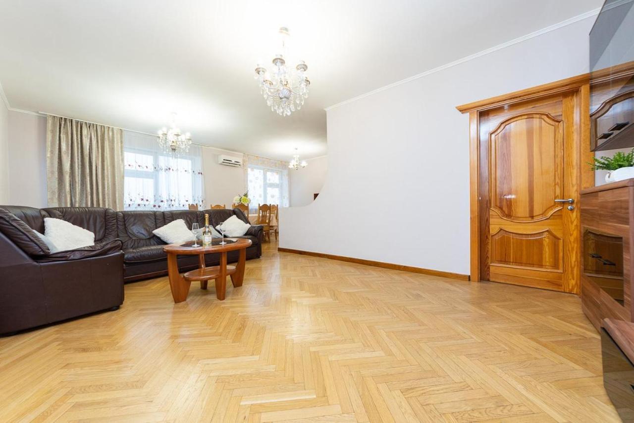 Spacious Apartments In The Center Of Obolon 2 Bedrooms Kiev Ngoại thất bức ảnh